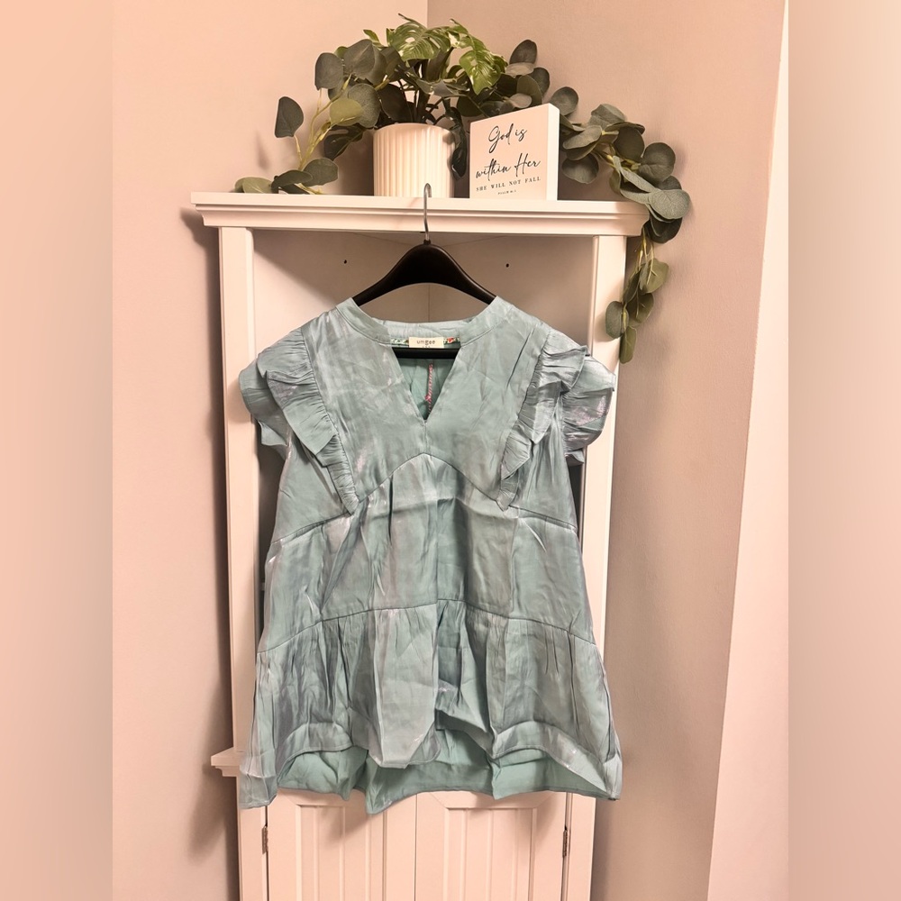 Umgee iridescent pink/ Blue Ruffled Blouse